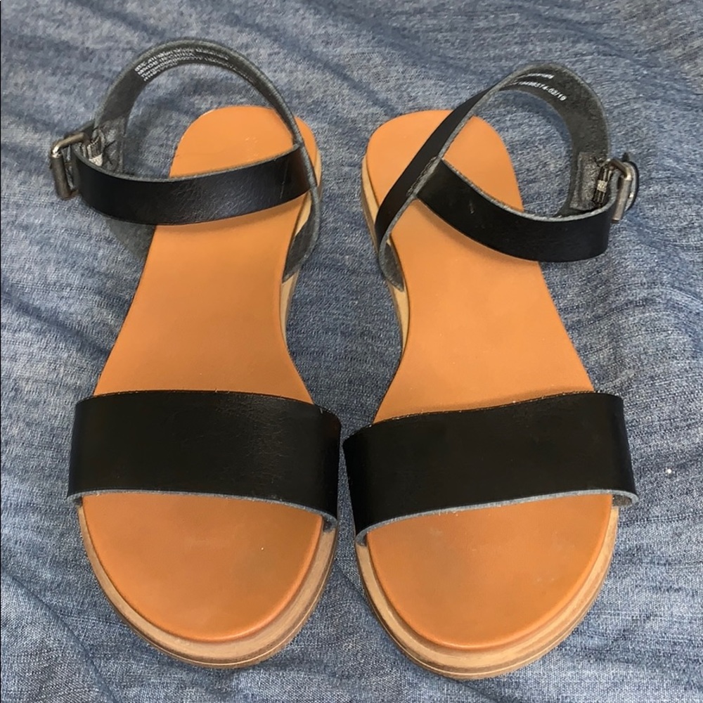 UNIVERSAL THREAD sandals 😍